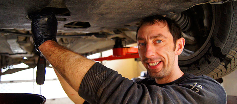 Mekaniker reparerer bil